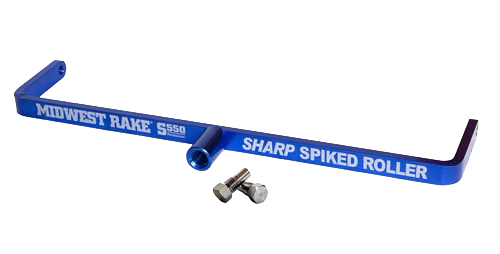 UZIN_Dummy_180716_Metal-tined-spike-roller-frame_59030 Blue metal 'Midwest Rake S550' sharp spiked roller accessory: an L-shaped elongated bar with a central hex socket and two bolts, shown on a white background.