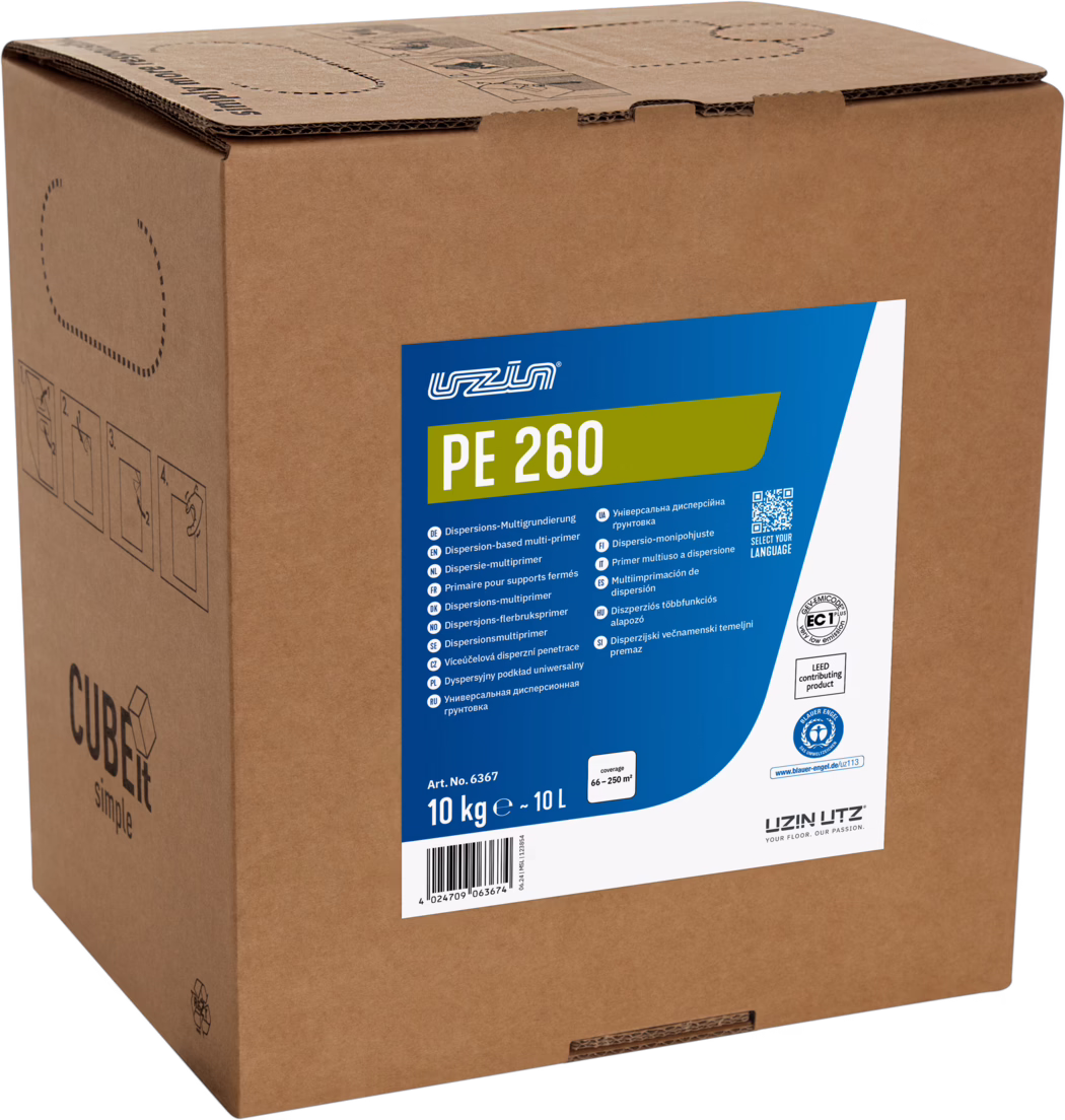 UZIN_Dummy_PE 260-10kg CUBE_2024-06 Cutie din carton ondulat maro cu o etichetă mare albastru-verde pe care scrie "PE 260". Eticheta afișează sigla UZIN, denumirea produsului, o descriere multilingvă ce indică un grund multifuncțional pe bază de dispersie, conținutul '10 kg ≈ 10 L', numărul articolului, codul de bare, informații despre acoperire și sigle de certificare. Pe lateral apar pictograme de manipulare și inscripția 'CUBEit simple'. Imaginea arată fața frontală a cutiei, clapeta superioară și o parte din laterale, pe fundal alb.